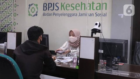 Sejumlah peserta BPJS Kesehatan saat mengurus administrasi di kantor pelayanan BPJS Kesehatan cabang Kota Depok. (Liputan6.com/Dicky Agung Prihanto)