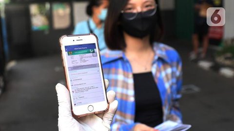 Sejumlah peserta BPJS Kesehatan saat mengurus administrasi di kantor pelayanan BPJS Kesehatan cabang Kota Depok. (Liputan6.com/Dicky Agung Prihanto)