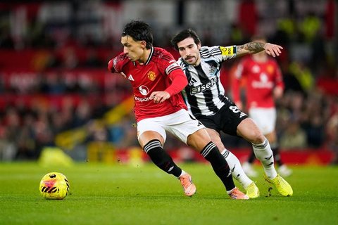 Bek Manchester United asal Argentina bernomor punggung 06, Lisandro Martinez, merayakan golnya di lapangan setelah pertandingan Liga Inggris antara Manchester United dan Newcastle United di O