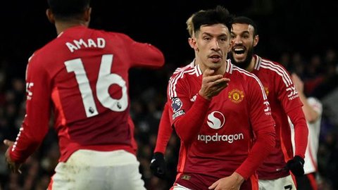 Bek Manchester United asal Argentina bernomor punggung 06, Lisandro Martinez, merayakan golnya di lapangan setelah pertandingan Liga Inggris antara Manchester United dan Newcastle United di O