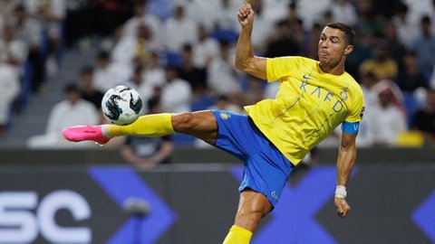 Mantan pemain sepak bola Inggris, David Beckham, tersenyum selama upacara Penghargaan King's Foundation, pada peringatan 35 tahun The King's Foundation, di Istana St James, London, pada 12