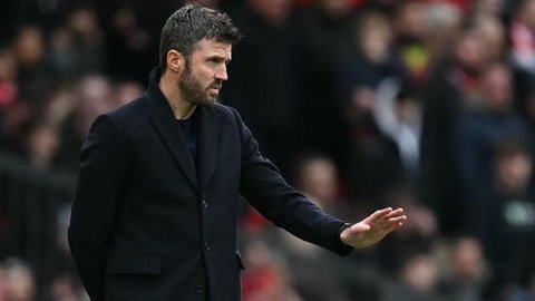 Pelatih Manchester United, Michael Carrick, memberi isyarat dari tepi lapangan saat pertandingan Liga Inggris melawan Arsenal di Emirates Stadium, Minggu (25/1/2026). (AP Photo/Kirsty Wiggles