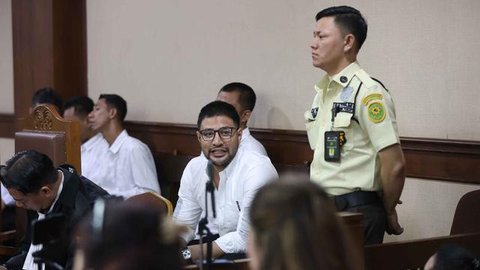 Selain Ammar Zoni, empat terdakwa lain di antaranya Asep bin Sarikin, Ardian Prasetyo bin Arie Ardih, Andi Muallim, dan Muhammad Rivaldi jaga dihadirkan dalam persidangan.