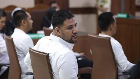 Selain Ammar Zoni, empat terdakwa lain di antaranya Asep bin Sarikin, Ardian Prasetyo bin Arie Ardih, Andi Muallim, dan Muhammad Rivaldi jaga dihadirkan dalam persidangan.