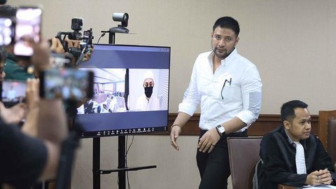 Selain Ammar Zoni, empat terdakwa lain di antaranya Asep bin Sarikin, Ardian Prasetyo bin Arie Ardih, Andi Muallim, dan Muhammad Rivaldi jaga dihadirkan dalam persidangan.
