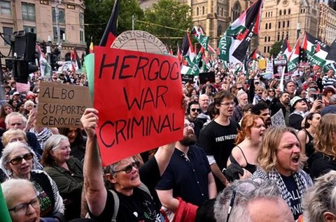 Presiden Israel Isaac Herzog (kanan) bersama istrinya, Michal Herzog (kedua dari kanan), mengunjungi Pantai Bondi, lokasi terjadinya penembakan massal pada Desember 2025, di Sydney, Australia