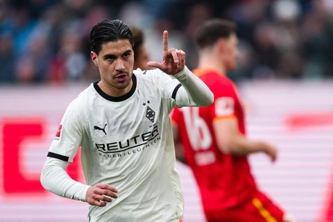 Kevin Diks merayakan gol bersama Philipp Sander dalam laga Bundesliga antara Borussia Monchengladbach vs Augsburg di Borussia-Park, 11 Januari 2026. (Marius Becker/dpa via AP)