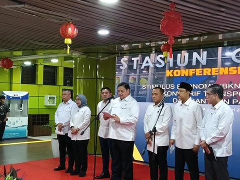 Menteri Koordinator Bidang Perekonomian Airlangga Hartarto dalam konferensi pers di Stasiun Gambir, Jakarta, Selasa (10/2/2026). Menko Airlangga menyebutkan  pemerintah menyebar diskon kereta