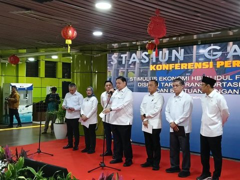 Menteri Koordinator Bidang Perekonomian Airlangga Hartarto dalam konferensi pers di Stasiun Gambir, Jakarta, Selasa (10/2/2026). Menko Airlangga menyebutkan  pemerintah menyebar diskon kereta