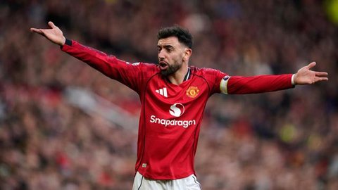 Matheus Cunha (kanan) mengajak Amad Diallo (kiri) dan Bryan Mbeumo (tengan) usai dirinya berhasil mencetak gol perdana Manchester United saat melawan Fulham di Old Trafford, Minggu (1/2/2026)