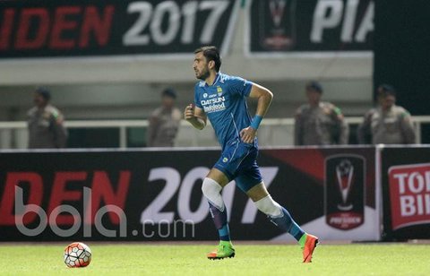 Bek Persib Bandung Vladimir Vujovic diusir oleh wasit Shaun Robert Evans saat laga kontra Persija Jakarta di Stadion Manahan, Solo, Jumat (3/11/2017). (Bola.com/Ronald Seger Prabowo)