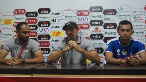 Bek Persib Bandung Vladimir Vujovic diusir oleh wasit Shaun Robert Evans saat laga kontra Persija Jakarta di Stadion Manahan, Solo, Jumat (3/11/2017). (Bola.com/Ronald Seger Prabowo)