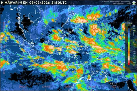 Awan tebal menjelang hujan lebat disertai angin kencang atau cuaca ekstrem. (Foto: Liputan6.com/Muhamad Ridlo)