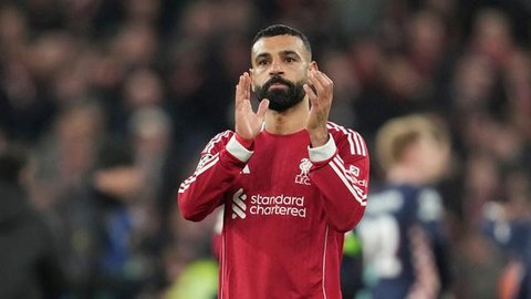 Pemain Liverpool, Mohamed Salah memberikan tepuk tangan kepada para penonton setelah laga Liga Champions 2025/2026 melawan PSV di Anfield, Liverpool, Rabu (26/11/2025) waktu setempat.