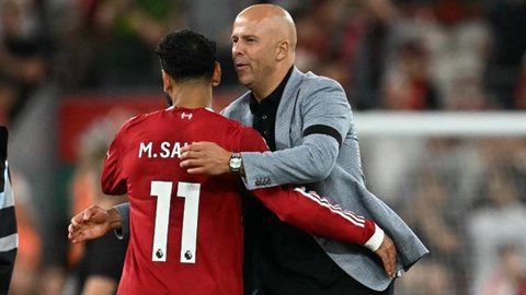 Pelatih Liverpool asal Belanda, Arne Slot, memeluk striker Mesir nomor punggung 11, Mohamed Salah, setelah pertandingan Premier League Inggris antara Liverpool dan Bournemouth di Anfield, Liverpool, Inggris barat laut, pada 15 Agustus 2025. Liverpool menang dengan skor 4-2.