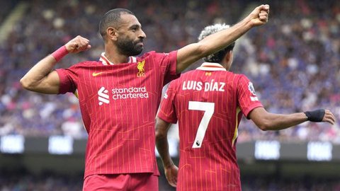 Liverpool membuka Premier League musim 2024/2025 dengan raihan tiga angka usai mengalahkan tuan rumah berstatus tim promosi, Ipswich Town dengan skor 2-0 di Portman Road Stadium, Ipswich, Sabtu (17/8/2024). Dua gol tim asuhan Arne Slot dilesakkan Diogo Jota (60') dan Mohamed Salah (65'). Gol Mohamed Salah menjadi golnya yang ke-9 dalam laga pembuka The Reds di Premier League yang mematahkan rekor Alan Shearer dengan 8 gol.