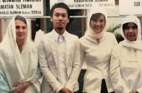 Sementara itu, Santi tampil memikat dalam balutan kebaya putih dengan detail bordir halus. Siluet kebaya yang ringan berpadu dengan kain bernuansa lembut, menghadirkan tampilan pengantin yang