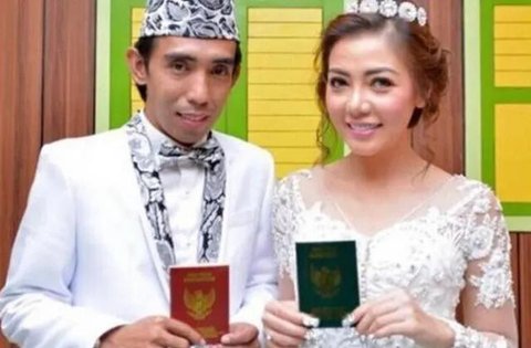 Sementara itu, Santi tampil memikat dalam balutan kebaya putih dengan detail bordir halus. Siluet kebaya yang ringan berpadu dengan kain bernuansa lembut, menghadirkan tampilan pengantin yang
