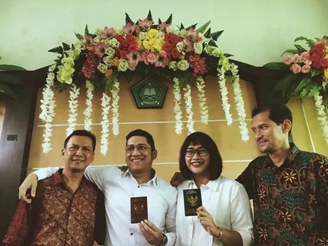 Sementara itu, Santi tampil memikat dalam balutan kebaya putih dengan detail bordir halus. Siluet kebaya yang ringan berpadu dengan kain bernuansa lembut, menghadirkan tampilan pengantin yang