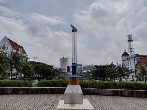 Warga mengambil air menggunakan pompa tangan di kawasan Jakarta, Rabu (6/10/2021). Warga Jakarta akan dilarang menggunakan air tanah yang menyebabkan penurunan muka tanah semakin tinggi menyu