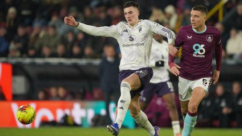 Benjamin Sesko dari Manchester United (kiri) dan Maxime Esteve dari Burnley berebut bola selama pertandingan Liga Inggris antara Burnley dan Manchester United di Burnley, Inggris, Kamis (8-1-2026) dini hari WIB.