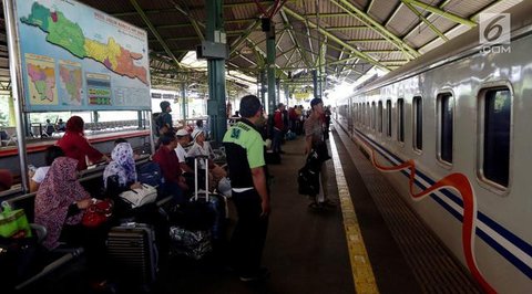 PT KAI Daop 2 Bandung menambah perjalanan kereta api dengan mengoperasikan KA Mutiara Selatan relasi Gambir -- Bandung- Surabaya Gubeng -- Malang PP. (Arie/Liputan6.com)