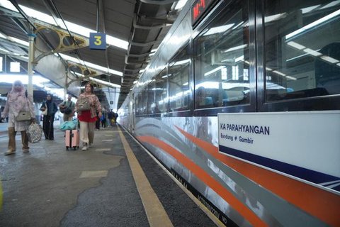 PT KAI Daop 2 Bandung menambah perjalanan kereta api dengan mengoperasikan KA Mutiara Selatan relasi Gambir -- Bandung- Surabaya Gubeng -- Malang PP. (Arie/Liputan6.com)