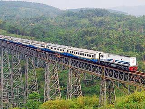PT KAI Daop 2 Bandung menambah perjalanan kereta api dengan mengoperasikan KA Mutiara Selatan relasi Gambir -- Bandung- Surabaya Gubeng -- Malang PP. (Arie/Liputan6.com)