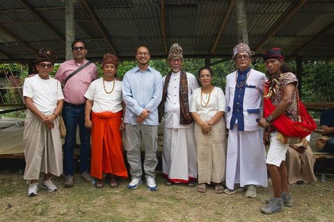 Pandji Pragiwaksono menghadiri persidangan adat atau Ma'Buak Burun Mangkali Oto' yang bertempat di Tongkonan Layuk Kaero, Sangalla, Selasa (10/2/2026). (Foto: Aliansi Masyarakat Adat Nusa
