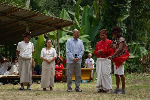 Pandji Pragiwaksono menghadiri persidangan adat atau Ma'Buak Burun Mangkali Oto' yang bertempat di Tongkonan Layuk Kaero, Sangalla, Selasa (10/2/2026). (Foto: Aliansi Masyarakat Adat Nusa