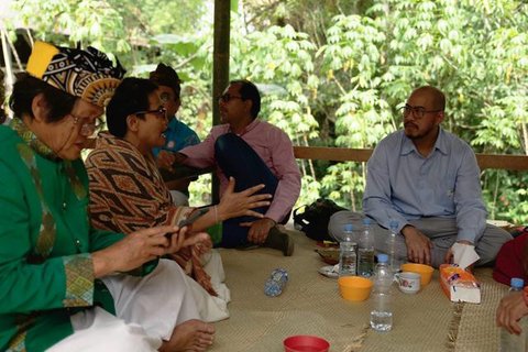 Pandji Pragiwaksono menghadiri persidangan adat atau Ma'Buak Burun Mangkali Oto' yang bertempat di Tongkonan Layuk Kaero, Sangalla, Selasa (10/2/2026). (Foto: Aliansi Masyarakat Adat Nusa