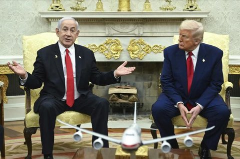 Presiden AS, Donald Trump, berjabat tangan dengan Perdana Menteri Israel, Benjamin Netanyahu, saat bertemu di sela Forum Ekonomi Dunia, Davos (25/1). (AP Photo / Evan Vucci)