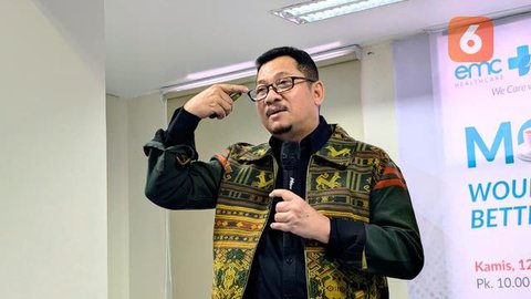 Dokter spesialis bedah plastik-rekonstruksi dan estetik, dr. Imam Susanto dari RS EMC Sentul soal sedot lemak pada pasien ginekomastia alias payudara pria membesar, Bogor (12/2/2026). Foto: L