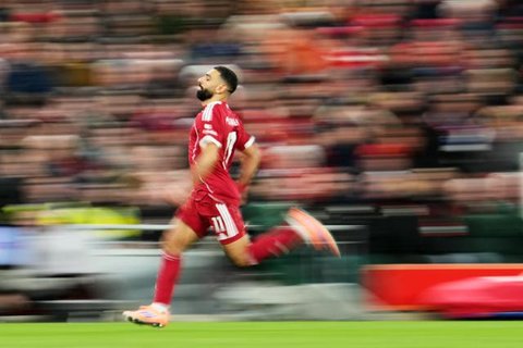 Liverpool membuka Premier League musim 2024/2025 dengan raihan tiga angka usai mengalahkan tuan rumah berstatus tim promosi, Ipswich Town dengan skor 2-0 di Portman Road Stadium, Ipswich, Sab