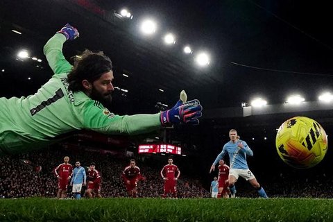 Kiper Liverpool asal Brasil #01, Alisson Becker, bereaksi selama pertandingan sepak bola Liga Primer Inggris antara Brighton dan Hove Albion dan Liverpool di Stadion American Express Commu