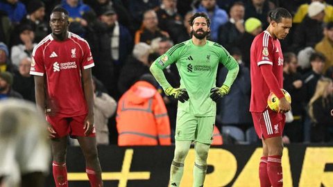 Kiper Liverpool asal Brasil #01, Alisson Becker, bereaksi selama pertandingan sepak bola Liga Primer Inggris antara Brighton dan Hove Albion dan Liverpool di Stadion American Express Commu