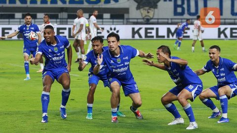 Pemain Persib Bandung, Beckham Putra merayakan gol pertama timnya ke gawang Persija Jakarta dalam laga lanjutan BRI Super League 2025/2026 di Stadion Gelora Bandung Lautan Api, Bandung, Mingg