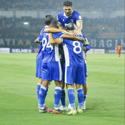 Pemain Persib Bandung, Beckham Putra merayakan gol pertama timnya ke gawang Persija Jakarta dalam laga lanjutan BRI Super League 2025/2026 di Stadion Gelora Bandung Lautan Api, Bandung, Mingg