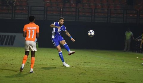 Pemain Persib Bandung, Beckham Putra merayakan gol pertama timnya ke gawang Persija Jakarta dalam laga lanjutan BRI Super League 2025/2026 di Stadion Gelora Bandung Lautan Api, Bandung, Mingg