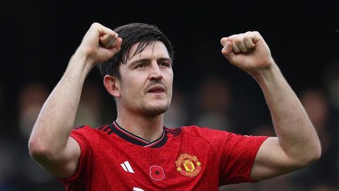 Gelandang Manchester United asal Inggris bernomor punggung 37, Kobbie Mainoo (C), berduel dengan gelandang Bournemouth asal Inggris bernomor punggung 16, Marcus Tavernier (L), selama pertandi