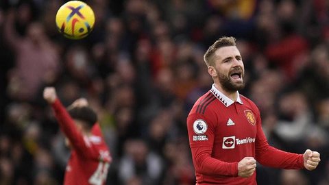 Gelandang Manchester United asal Inggris bernomor punggung 37, Kobbie Mainoo (C), berduel dengan gelandang Bournemouth asal Inggris bernomor punggung 16, Marcus Tavernier (L), selama pertandi
