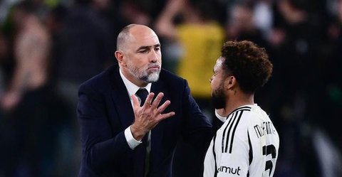 Pelatih baru Juventus, Igor Tudor, memberikan arahan kepada Weston McKennie, saat melawan Genoa, pada laga Liga Italia, di Allianz Stadium, Turin, Minggu (30/3/2025) dini hari WIB.