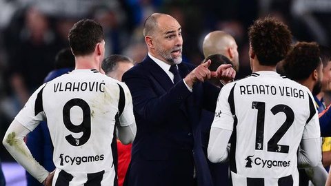Pelatih baru Juventus, Igor Tudor, memberikan arahan kepada Dusan Vlahovic dan Renato Veiga, saat melawan Genoa, pada laga Liga Italia, di Allianz Stadium, Turin, Minggu (30/3/2025) dini hari WIB.