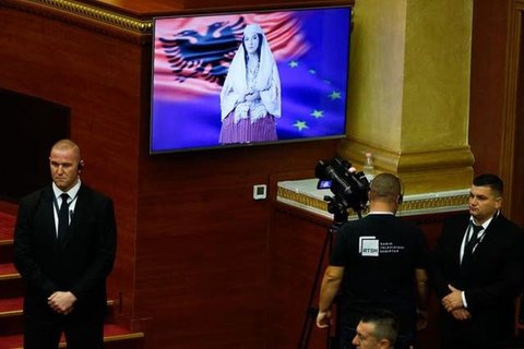 Menteri berbasis kecerdasan buatan "Diella" terlihat di layar-layar di Badan Nasional Masyarakat Informasi di Tirana, Albania, pada 12 September 2025. (Dok. Vlasov Sulaj/AP)