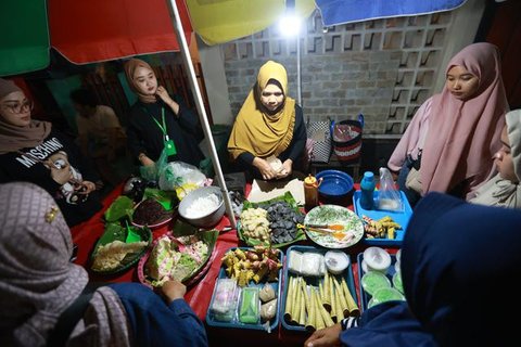 Pedagang menjajakan bawang merah di Pasar Induk Kramat Jati, Jakarta, Selasa (2/4/2019). Sejumlah pedagang di Pasar Induk Kramat Jati mengaku harga bawang merah dan bawang putih relatif stabi