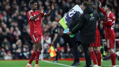 Penyerang Liverpool, Alexander Isak, mengalami cedera saat timnya menang 2-1 atas Tottenham Hotspur pada laga pekan ke-17 Premier League di Tottenham Hotspur Stadium, Minggu (21/12/2025) dini