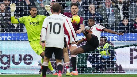 Penyerang Liverpool, Alexander Isak, mengalami cedera saat timnya menang 2-1 atas Tottenham Hotspur pada laga pekan ke-17 Premier League di Tottenham Hotspur Stadium, Minggu (21/12/2025) dini