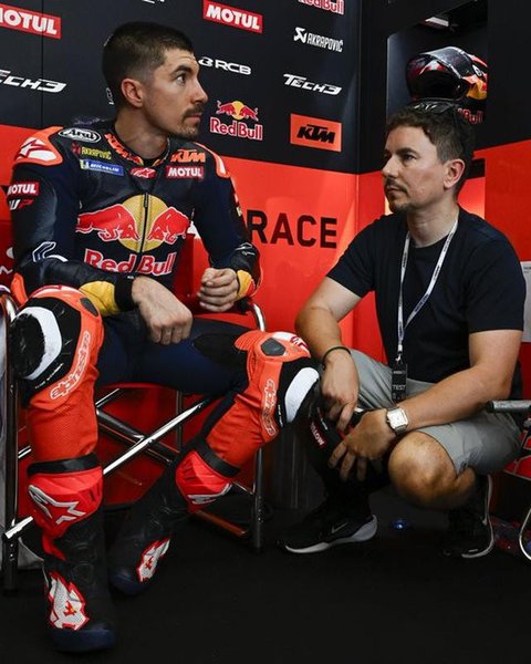 Pembalap Spanyol dari Tim Repsol Honda, Jorge Lorenzo, melambaikan tangan saat pensiun setelah balapan MotoGP terakhirnya di Grand Prix MotoGP Valencia di sirkuit Ricardo Tormo di Cheste deka
