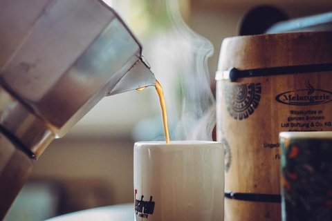 Ilustrasi Mahasiswa Kerja Part Time Jadi Barista (freepik)