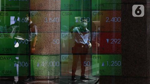 Layar monitor menunjukkan pergerakan pasar saham di lantai Bursa Efek Indonesia menjelang aktivitas perdagangan, Jakarta pada Senin 9 Februari 2026. Indeks Harga Saham Gabungan (IHSG) balik k